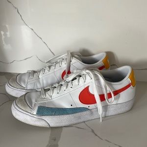 Women’s NIKE 
Blazer Low ‘77 
White/University Gold/University Blue
Size 9.5